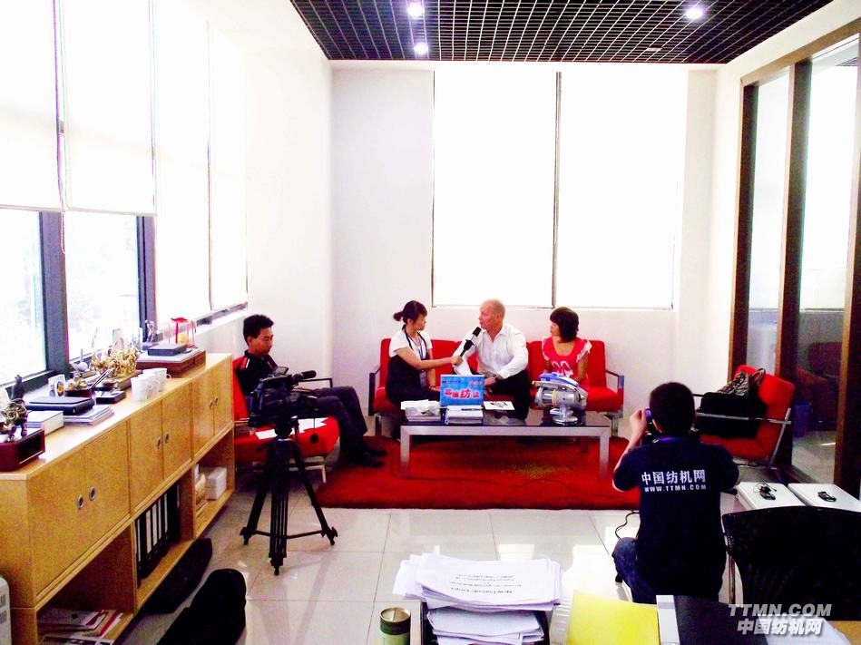无锡艾洛纺织机械有限公司总经理奥拉正在接受中国纺机网记者陶丽的采访——之二