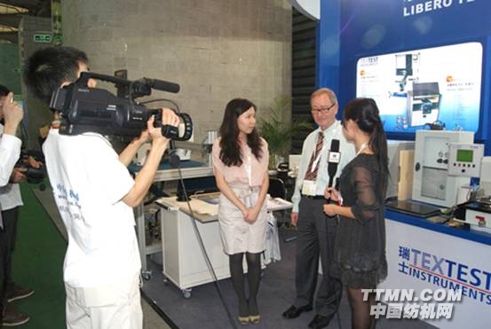 G:\2011上海纺机展图片整理\纺机网文章\现场采访剪影\File0322.jpg