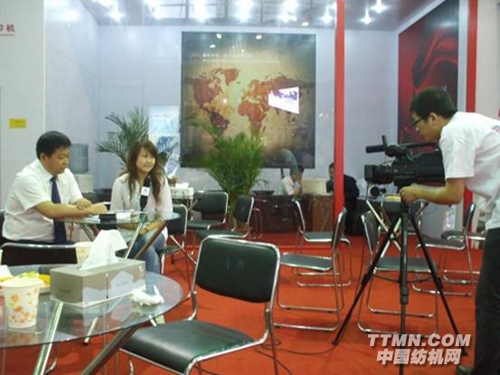 G:\2011上海纺机展图片整理\纺机网文章\现场采访剪影\DSCF3735.jpg