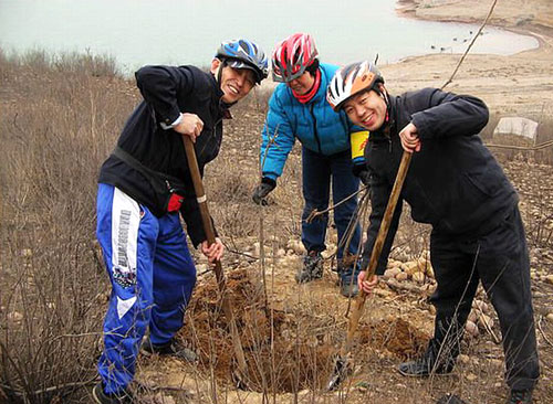 恒天重工邯郸纺机驴友队骑行宣传节水周_郑州